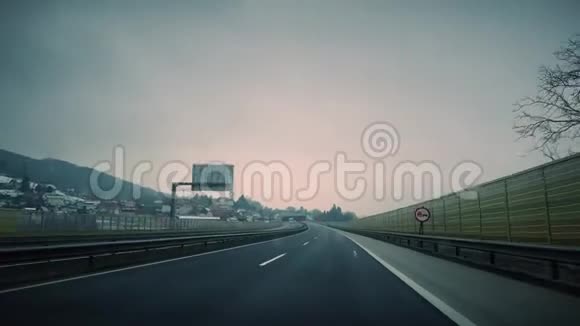 欧洲秋季公路交通驾驶视频的预览图