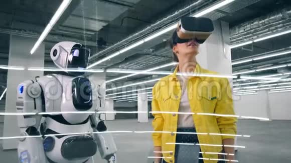 一个机器人和一个戴着VR眼镜的女士正在摸手视频的预览图
