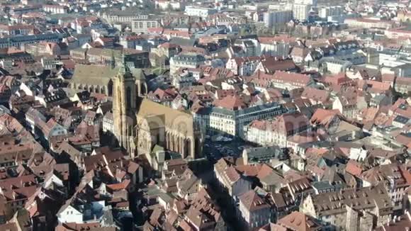 华丽的中世纪小教堂和美丽的德国城镇的房子空中拍摄的4k片视频的预览图
