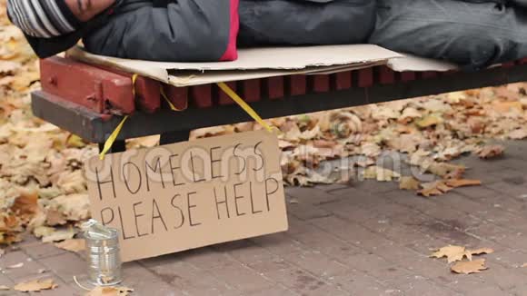 年轻女子把钱扔进罐子帮助无家可归的冻僵男人慈善机构视频的预览图