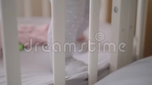 可爱的婴儿床2视频的预览图