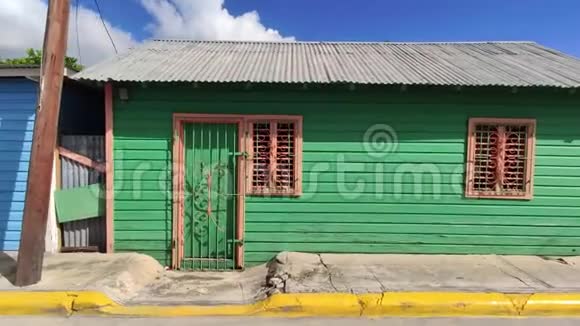 加勒比有色的房子视频的预览图