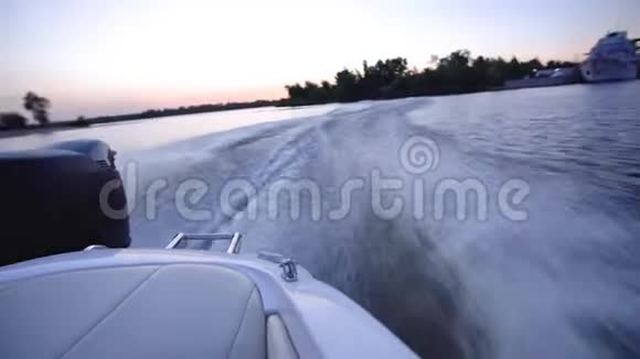 摩托艇沿着河高速行驶视频的预览图