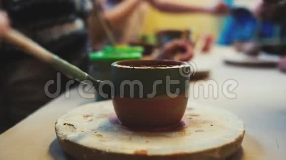 陶工在制陶车间的轮子手工陶器里面孩子们的手在陶轮上工作塑造粘土视频的预览图