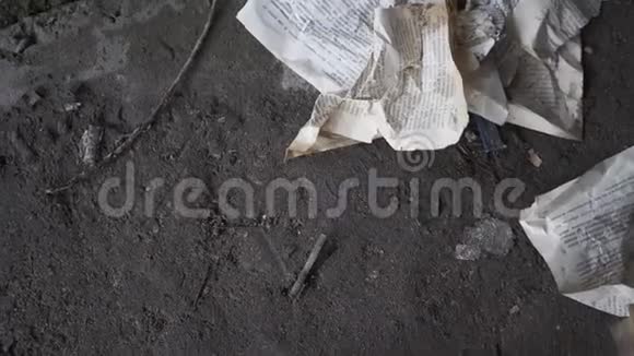 皱巴巴的书页躺在一座废弃建筑的混凝土地板上酒杯掉在地上打碎了视频的预览图