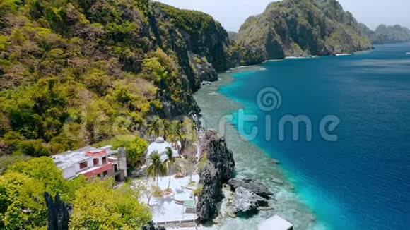 沿海岸线飞越马丁洛克神社ElNido巴拉望菲律宾奇异的石灰岩山岩和视频的预览图