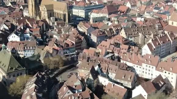 在一个巨大的欧洲城市和一个巨大的礼拜堂上令人惊叹的空中景色视频的预览图