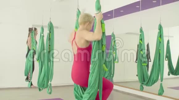重力瑜伽两个女人在吊床上做运动视频的预览图
