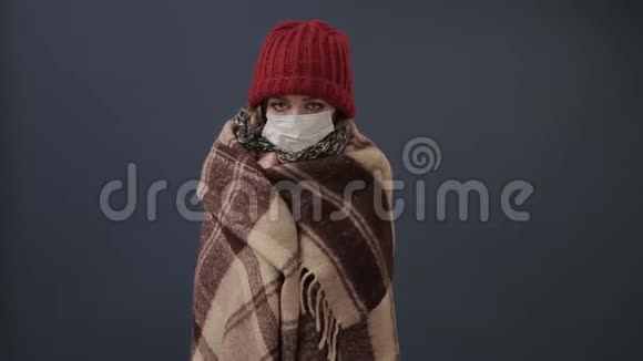 裹在毯子里的病妇会感冒发烧视频的预览图