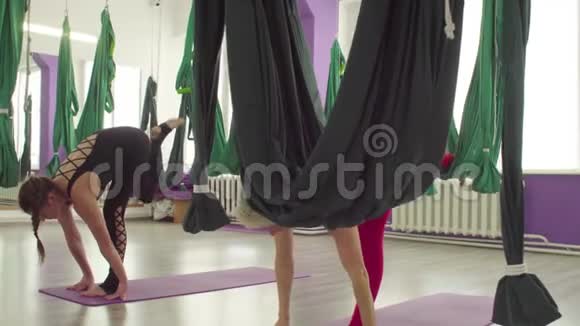 两个女人用吊床做瑜伽练习视频的预览图