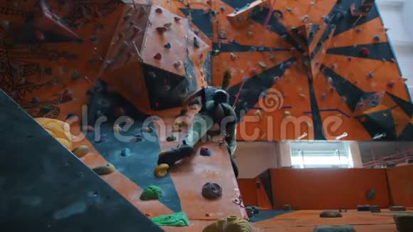 一堆石头娱乐中心一个女人爬在岩石墙上视频的预览图