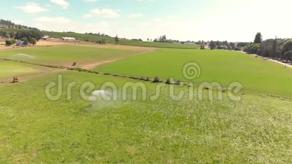 空中观看灌溉设备灌溉农民的田地视频的预览图