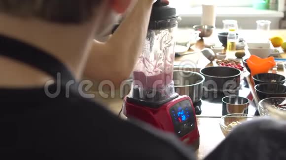 学生在烹饪大师班观察水果在搅拌机中搅拌的过程视频的预览图