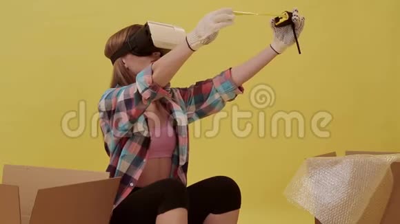 一个年轻的女人用VR眼镜修理视频的预览图