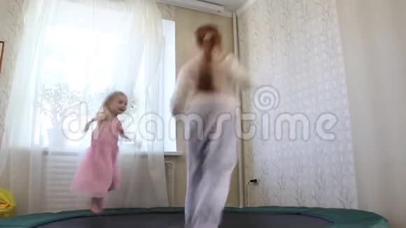 两个女孩跳上蹦床视频的预览图