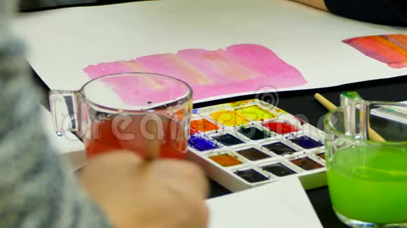 画一个紫色的涂鸦视频的预览图