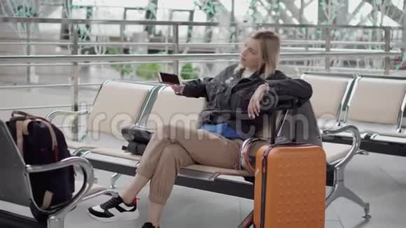 在机场等航班的年轻女孩视频的预览图