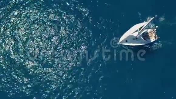 空中观景在开阔的大海上航行着白帆的游艇视频的预览图