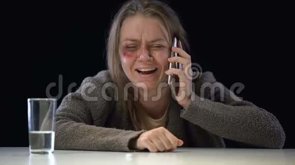 哭哭啼啼的沮丧女人打电话服用抗抑郁药操纵视频的预览图