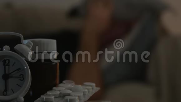 模糊影像中的药丸及病人在不良状态下休息视频的预览图
