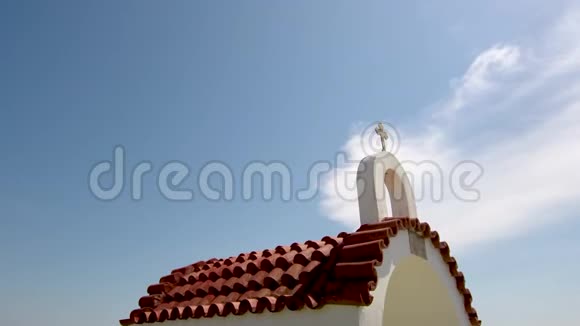 在田园诗般的海滩上的一个小希腊东正教教堂NeaIraklia希腊哈尔基迪基视频的预览图