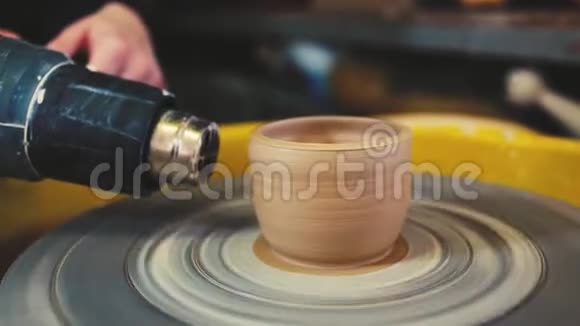 波特用工业烘干机烘干陶工车轮上的粘土花瓶手工陶器里面视频的预览图