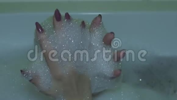 手中的洗发水泡沫视频的预览图