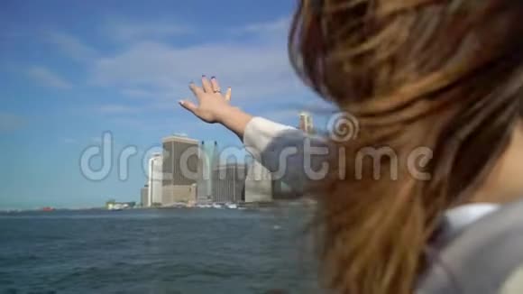 年轻女子用手看着摩天大楼视频的预览图