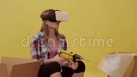 一个年轻的女人用VR眼镜修理视频的预览图