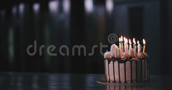 一幅画在面包房的厨房里装饰精美的生日蛋糕里面放着蜡烛视频的预览图
