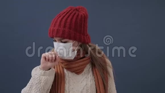 生病的女孩戴上面具咳嗽和悲伤视频的预览图