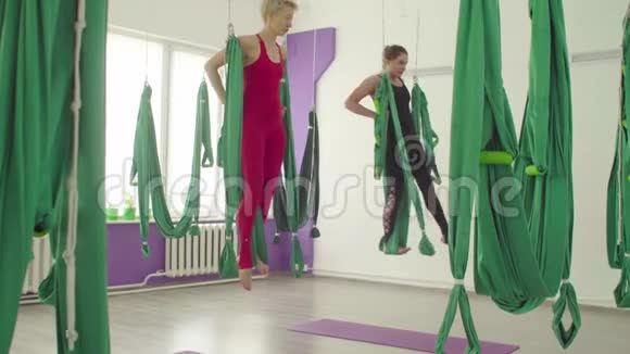 空中瑜伽女人在吊床上翻筋斗视频的预览图