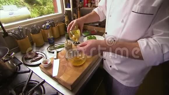 一个厨师在做调料视频的预览图