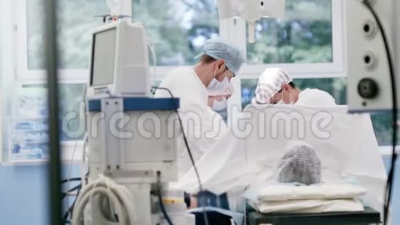 令年轻的专业外科医生心烦意乱等待手术麻醉视频的预览图