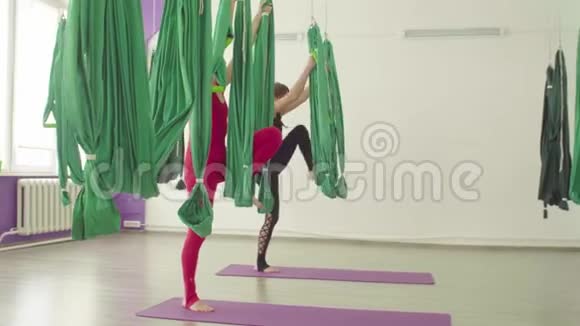 反重力瑜伽在吊床上做运动的女人视频的预览图