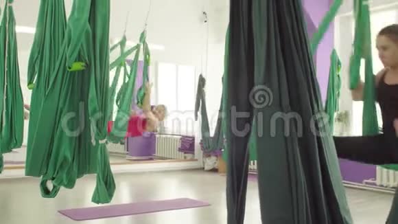 空中瑜伽女人在吊床上翻筋斗视频的预览图