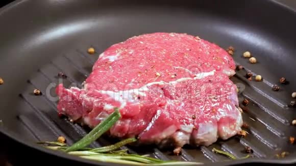 肉排是用一片迷迭香和胡椒粉在一个缓慢旋转的平底锅里煎的视频的预览图
