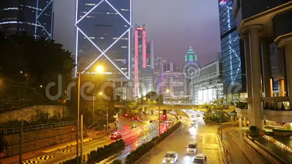 香港的降雨和夜间交通快速运动视频的预览图