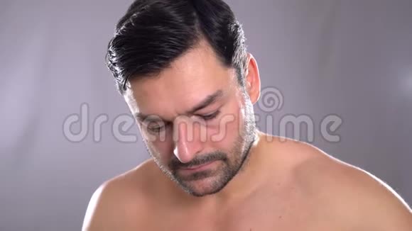 男人用面霜年轻的帅哥用白色的面霜视频的预览图