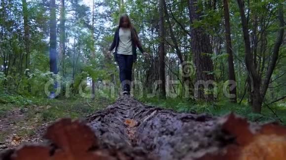 女孩走在木材上视频的预览图