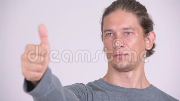 开心体贴的男人竖起大拇指视频的预览图