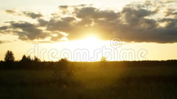 日落过度夕阳照亮了田野视频的预览图