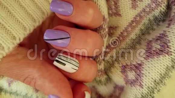 女性指甲美甲冬饰颜色视频的预览图