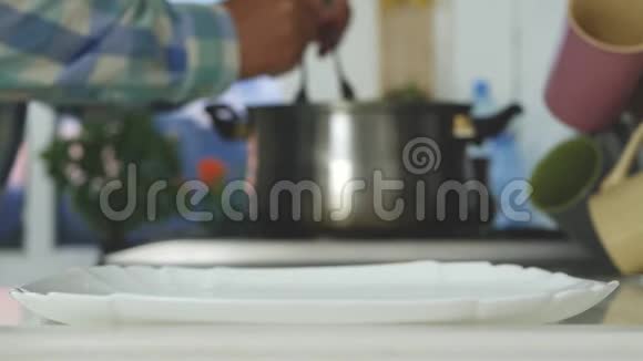 厨房准备的美味热煮玉米图片视频的预览图