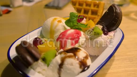 甜点与冰淇淋饼干华夫饼和水果在白色盘子特写视频的预览图