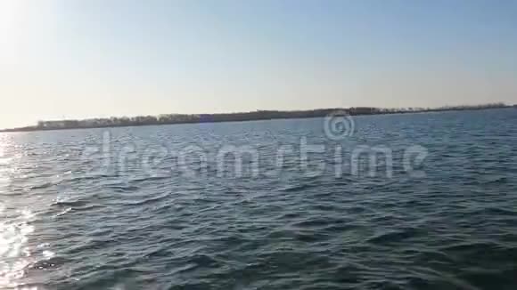 驾驶着一艘渔船在罗根岛镇威克旁边的波罗的海附近行驶蓝天视频的预览图