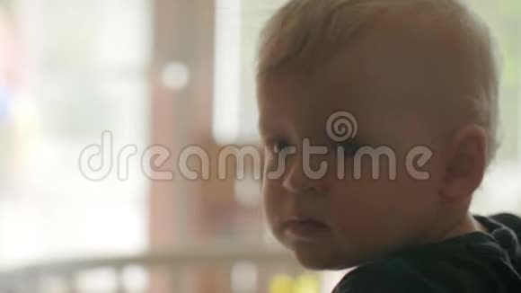 一张女婴脸上的特写镜头她若有所思地凝视着远方视频的预览图