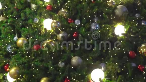 圣诞树上装饰着灯和礼物还有金球银球彩球视频的预览图