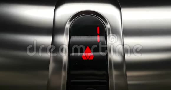 从一楼到二楼的红色LED电梯数量的细节商业和视频的预览图