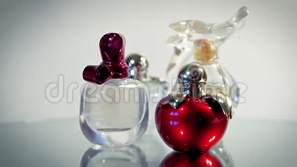 为女性准备的漂亮的现代玻璃瓶香水视频的预览图
